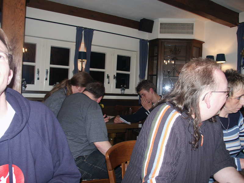 BaliBennie, Licht&Feuer and Fons are discussing the hit of BaliBennie with Licht&Feuer